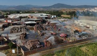 İzmir'de kağıt fabrikasının deposunda &ccedil;ıkan yangın kontrol altında