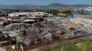 İzmir'de kağıt fabrikasının deposunda &ccedil;ıkan yangın kontrol altında