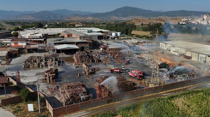 İzmir'de kağıt fabrikasının deposunda &ccedil;ıkan yangın kontrol altında