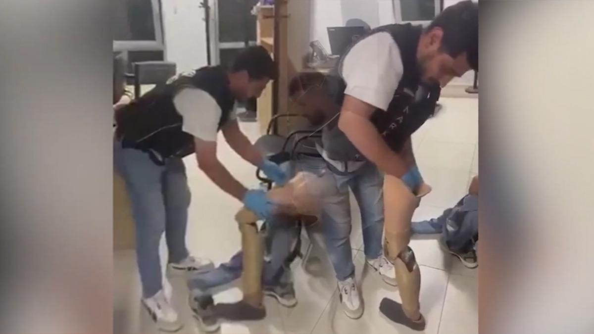 Protez bacağında uyuşturucu taşıdı! Gişelerde yakalandı - Mynet Yaşam