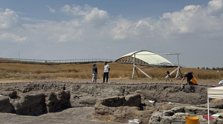 &Ccedil;atalh&ouml;y&uuml;k'te t&uuml;yler &uuml;rperten keşif! M.&Ouml;. 6000 yıllarının "&Ouml;l&uuml;ler Evi"