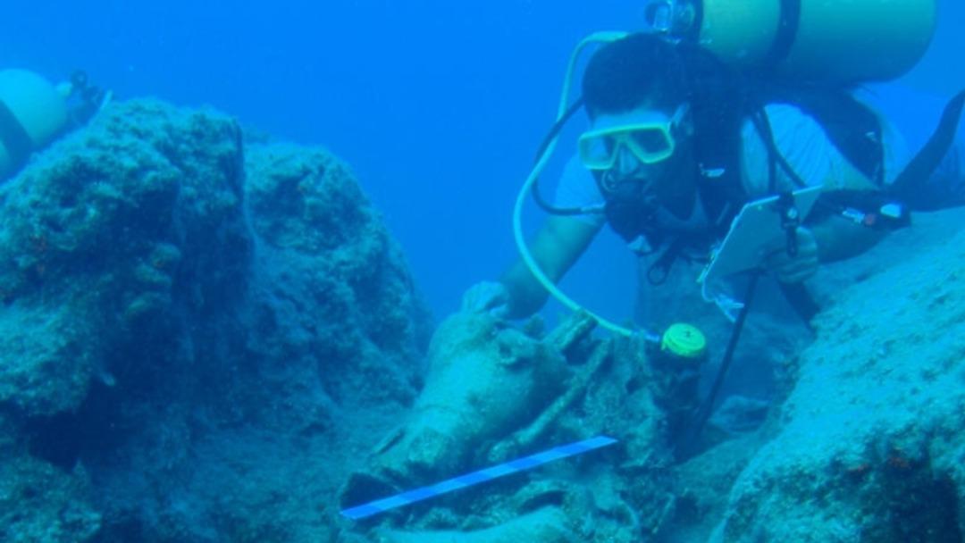 Sualtından servet değerinde eşya &ccedil;ıkardı!