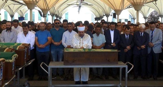 Kaza kurbanı ailenin cenazesi Ankara'da toprağa verildi