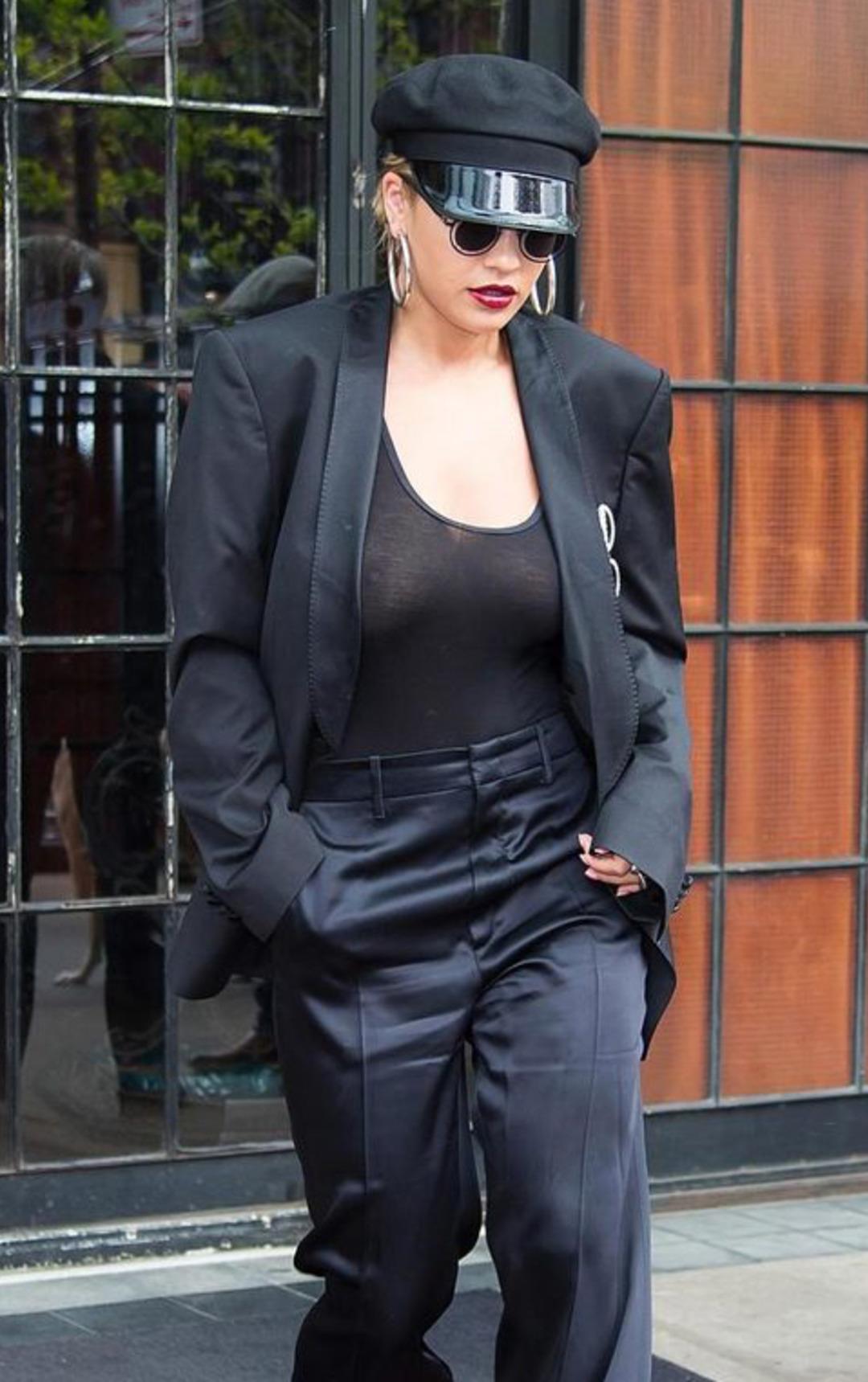 S&uuml;tyenden kurtuldu, kendini sokaklara vurdu