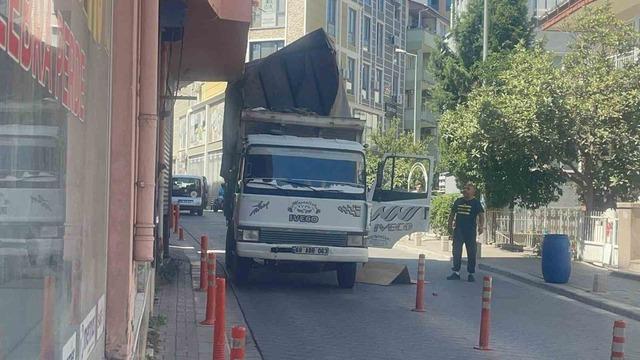 Kamyonetin kasası binanın balkonuna çarptı 2