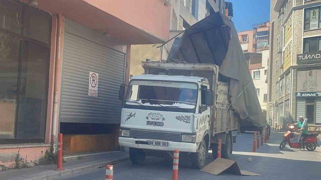 Kamyonetin kasası binanın balkonuna çarptı 1