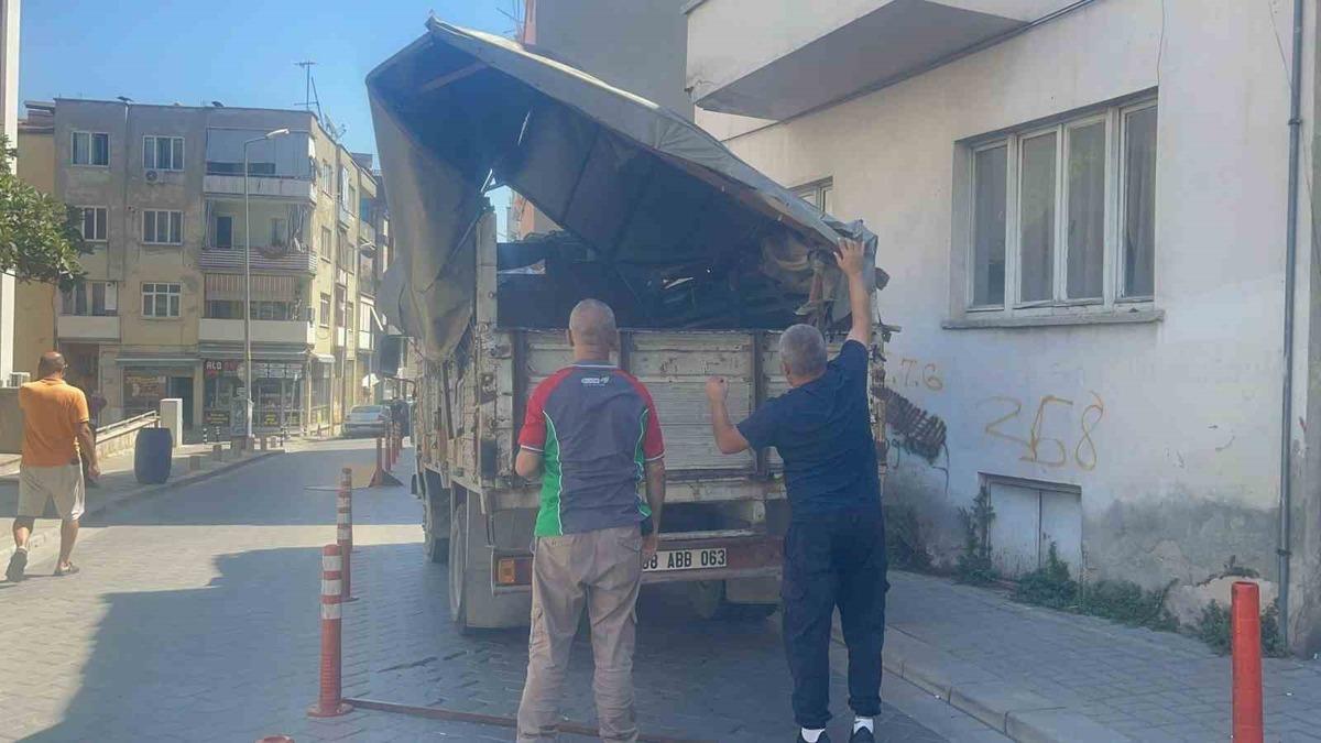 Kamyonetin kasası binanın balkonuna çarptı - Güncel Haberler