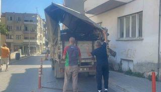 Kamyonetin kasası binanın balkonuna &ccedil;arptı