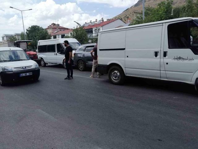 Bingöl’de zincirleme kaza: 4 araç çarpıştı 2