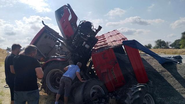 Edirne’de traktör devrildi; 1’i ağır, 2 yaralı