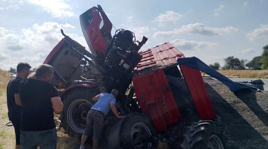 Edirne&rsquo;de trakt&ouml;r devrildi; 1&rsquo;i ağır, 2 yaralı