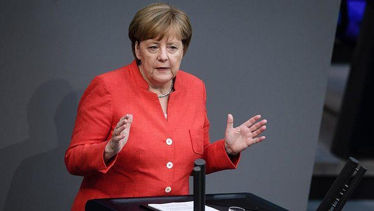 Merkel'den Türkiye'nin göçmenlere yönelik tavrına övgü