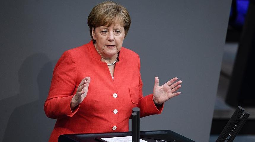 Merkel'den T&uuml;rkiye'nin g&ouml;&ccedil;menlere y&ouml;nelik tavrına &ouml;vg&uuml;