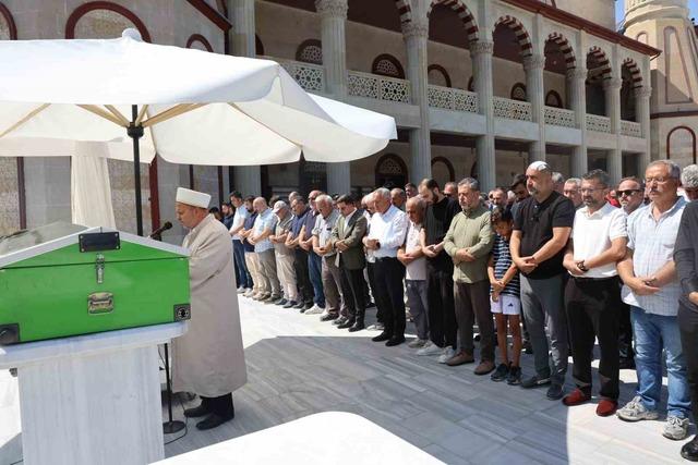 Kazada hayatını kaybeden İlknur &ouml;ğretmen son yolculuğuna uğurlandı 1