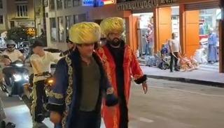 Sinop&rsquo;ta padişah kost&uuml;m&uuml;yle sıra dışı y&uuml;r&uuml;y&uuml;ş