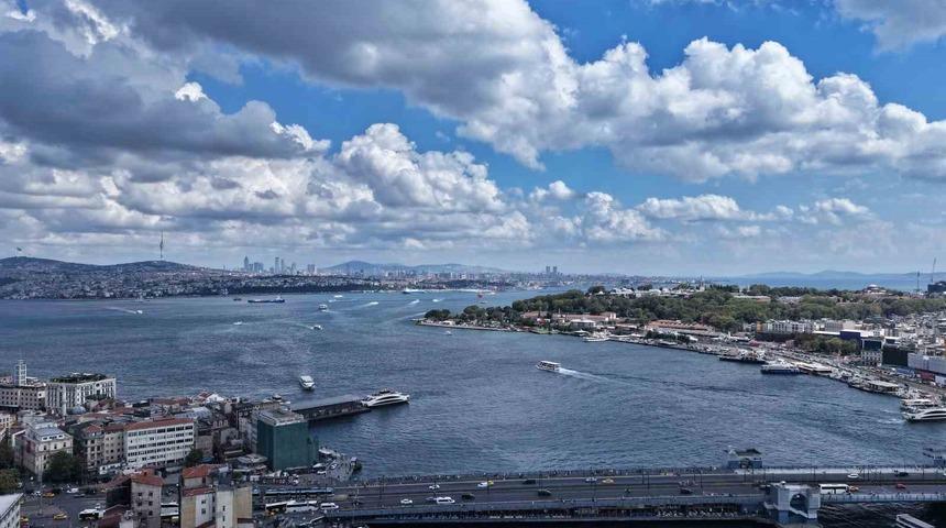 İstanbul&rsquo;da g&uuml;n boyu s&uuml;ren bulutların ge&ccedil;işi g&ouml;r&uuml;nt&uuml;lendi