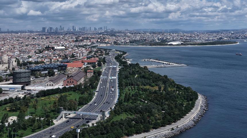 İstanbul'un &uuml;st&uuml;n&uuml; tamamen kapladı: G&uuml;n boyu s&uuml;rd&uuml;! Adeta bir beyaz halı