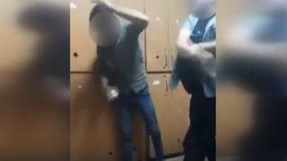 Kız çocuğunun gizlice fotoğraflarını çekenlere dayak kamerada