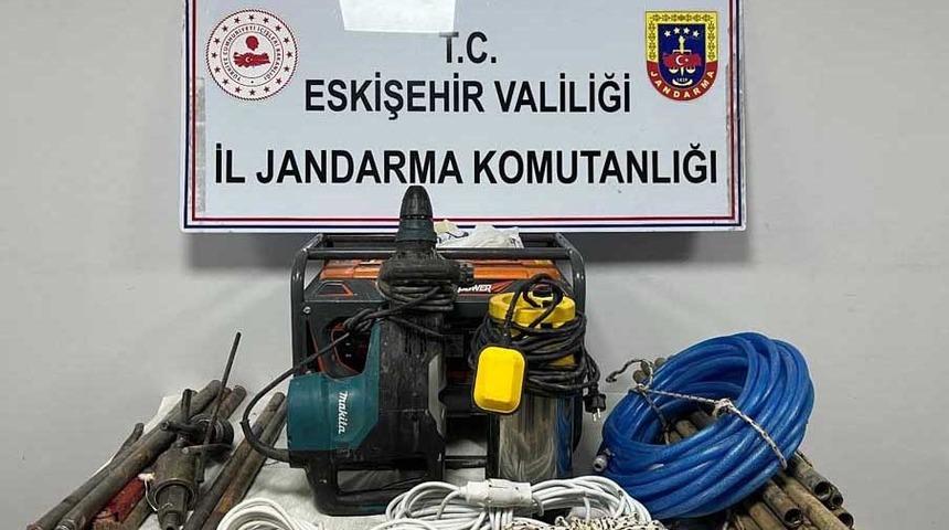 Eskişehir&rsquo;de ka&ccedil;ak kazı yapan 5 ş&uuml;pheli su&ccedil;&uuml;st&uuml; yakalandı