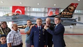 İlk T&uuml;rk astronot Alper Gezeravcı yeni r&uuml;tbelerini taktı