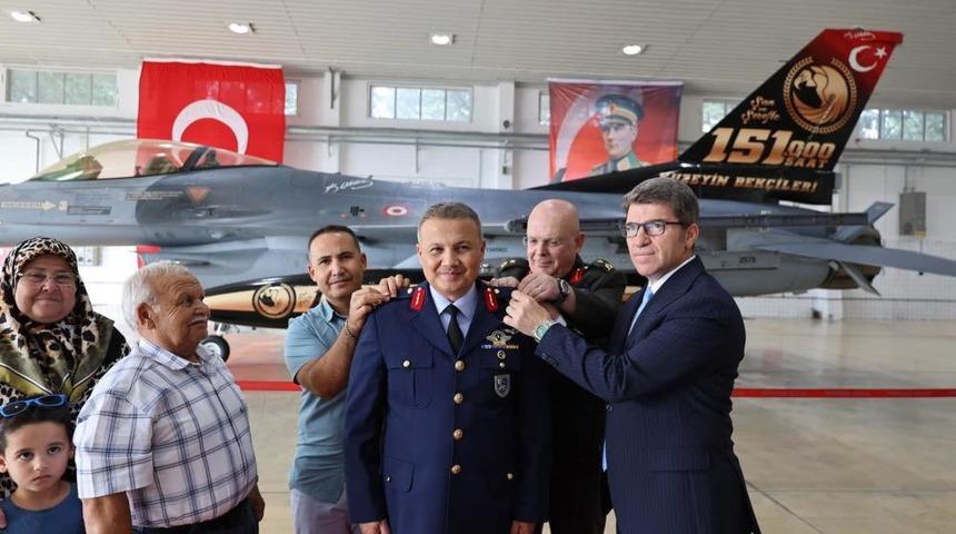 İlk T&uuml;rk astronot Alper Gezeravcı yeni r&uuml;tbelerini taktı