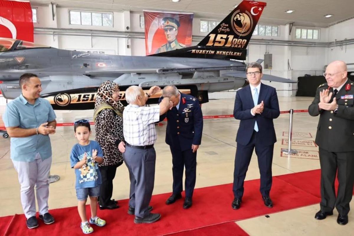 İlk Türk astronot Alper Gezeravcı yeni rütbelerini taktı 3