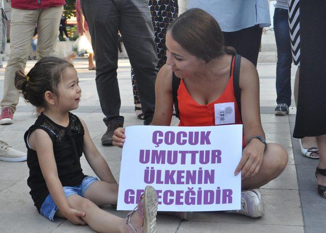 Denizli'de anneler çocuklar için yürüdü 