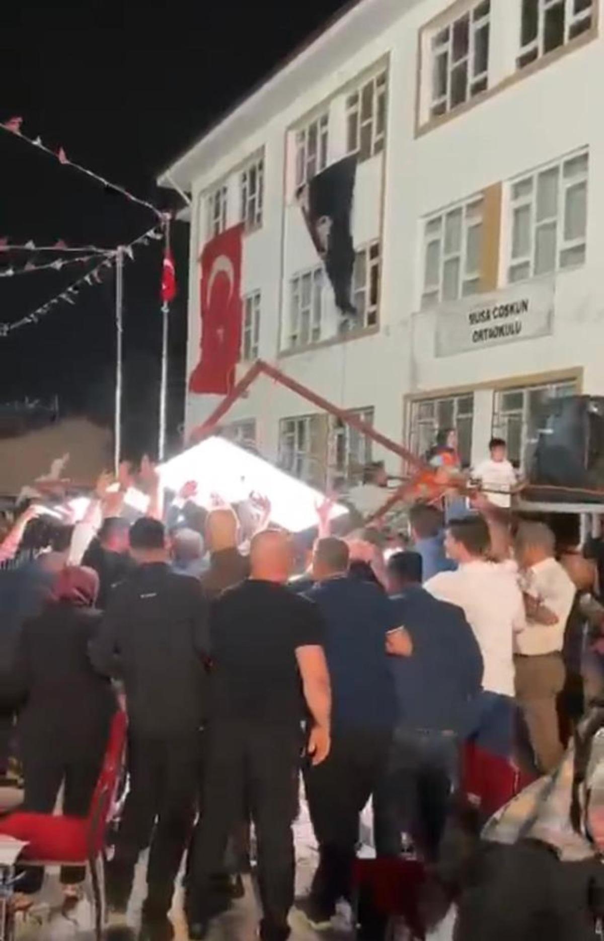 Festival alanındaki led ekran devrildi: 5 yaralı 2