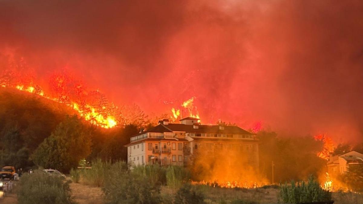 Fethiye'de orman yangın: Alevler evlere yaklaştı, huzurevi boşaltılıyor - Güncel Haberler