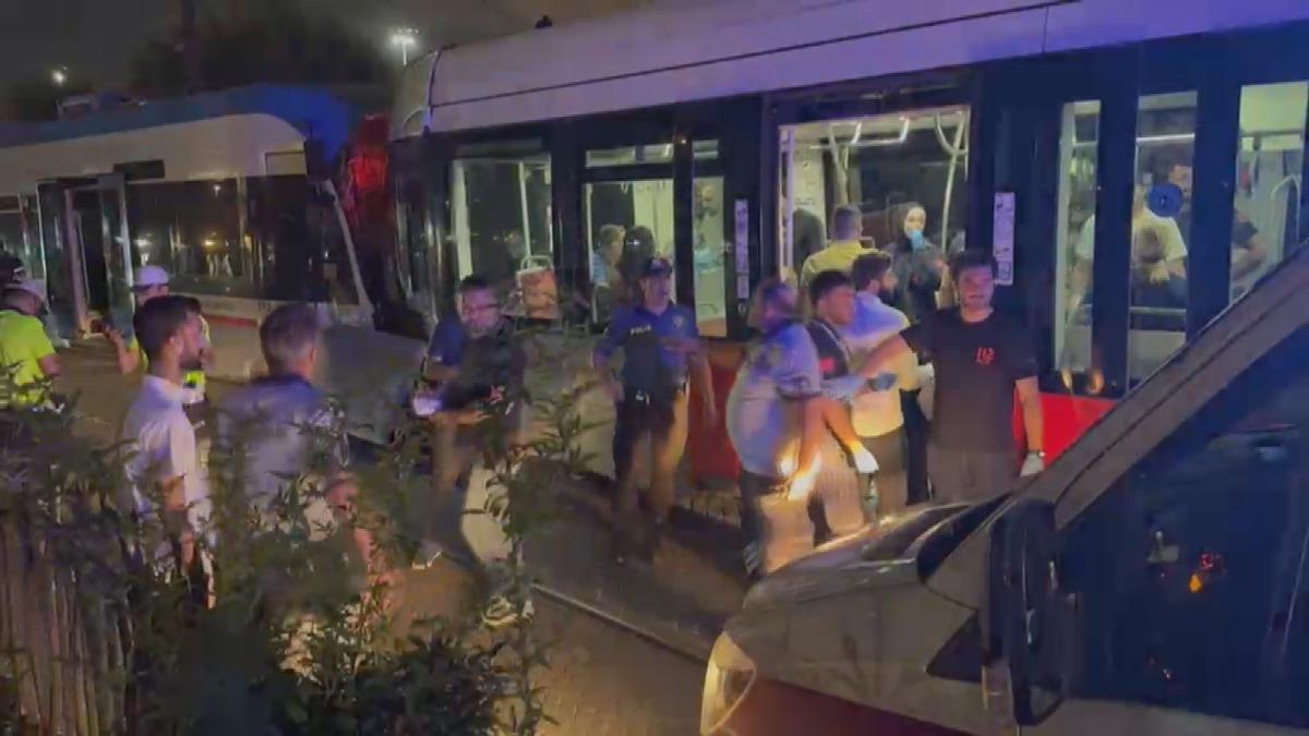İstanbul da iki tramvay kafa kafaya &ccedil;arpıştı! Yaralılar var 1