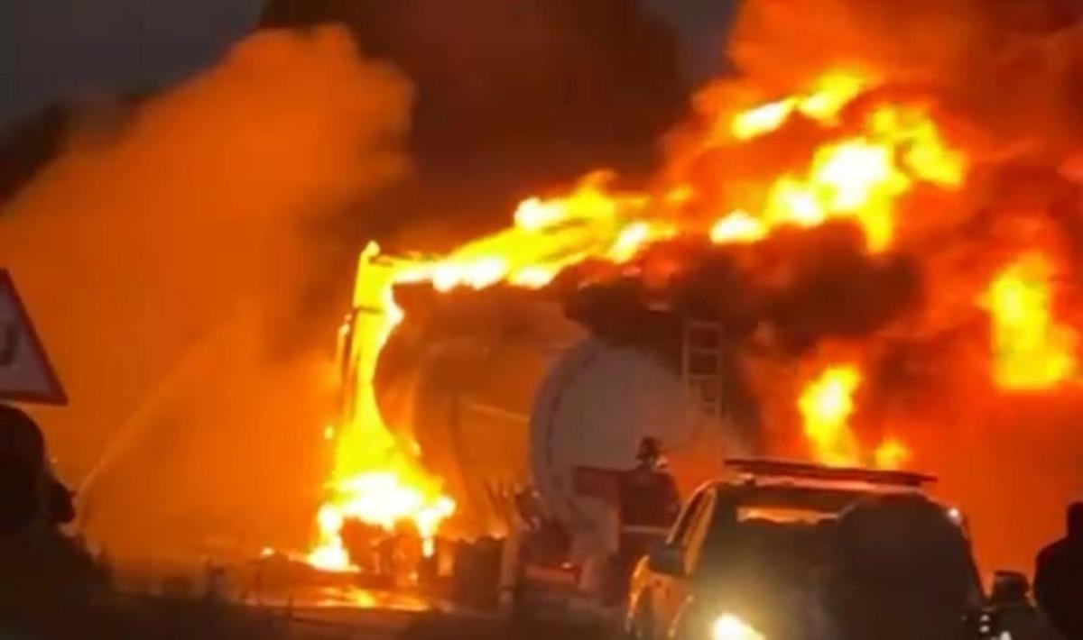 Yakıt tankerinden ormana sıçrayan yangın kontrol altına alındı 2