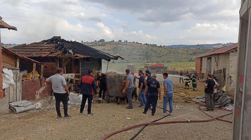 Samsun'da ambarda yangın: 7 ton buğday k&uuml;le d&ouml;nd&uuml;