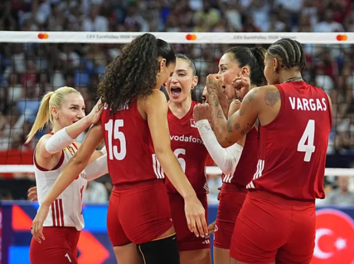 Filenin Sultanları ilk mağlubiyetini aldı! Polonya ya 3-2 mağlup oldu: Grubu 2. tamamladık 1