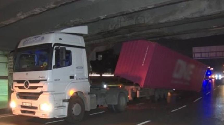 Unkapanı K&ouml;pr&uuml;s&uuml;'n&uuml;n altına sıkışan TIR hasara neden oldu