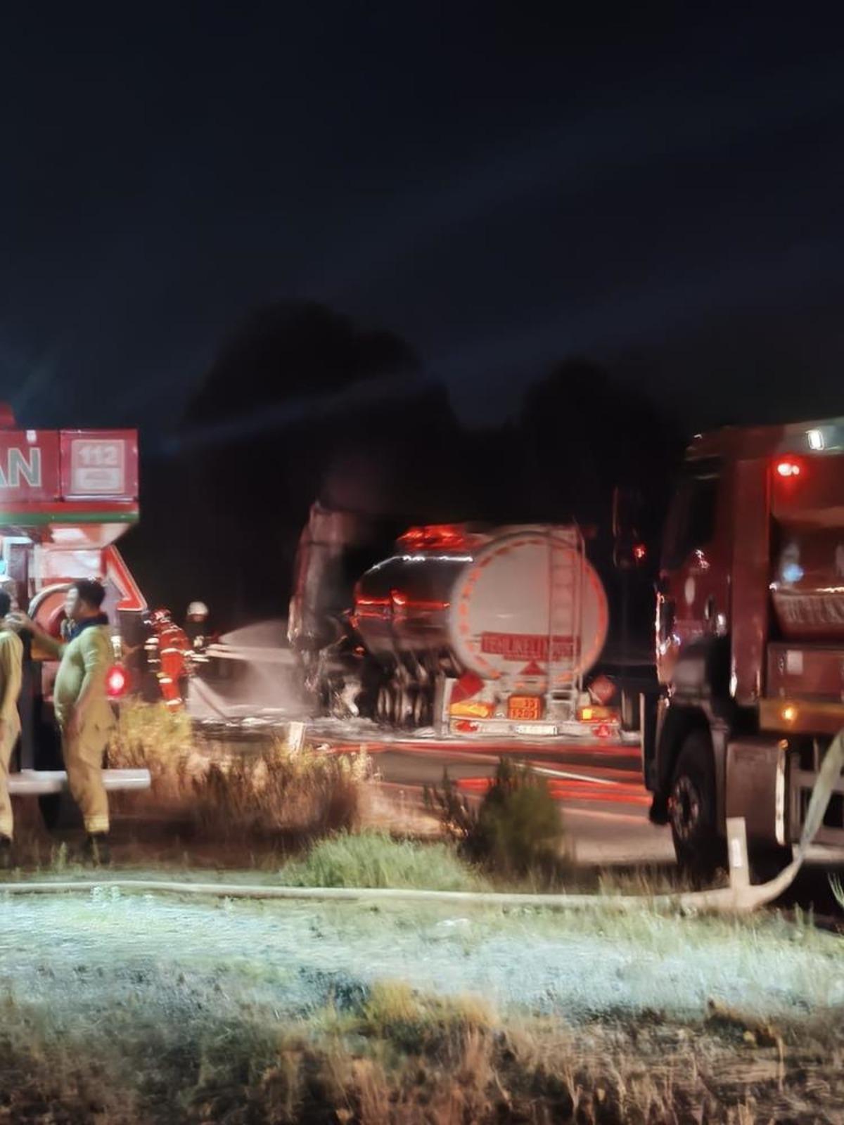 Yakıt tankerinden ormana sıçrayan yangın kontrol altına alındı 1