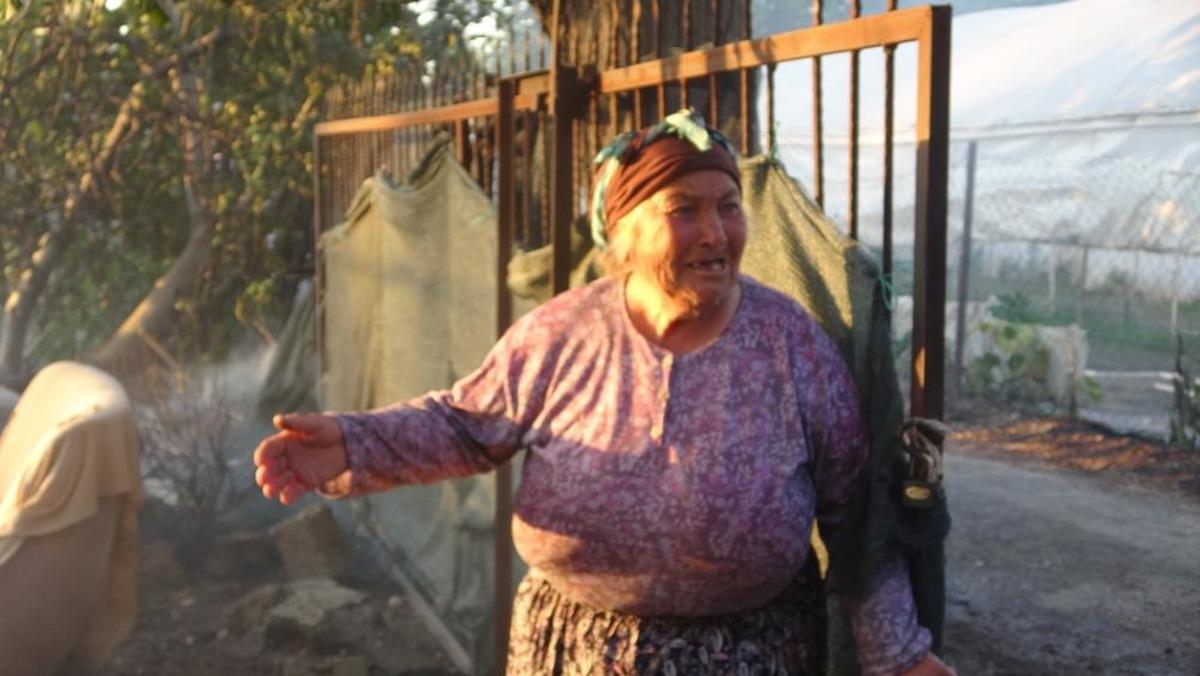 Ağaçlık alanda çıkan yangın mahalleyi sardı: Evinin yanışını yaşlı gözlerle izledi 2