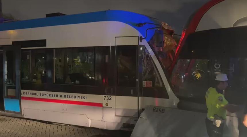 İstanbul'da iki tramvay kafa kafaya &ccedil;arpıştı! Yaralılar var