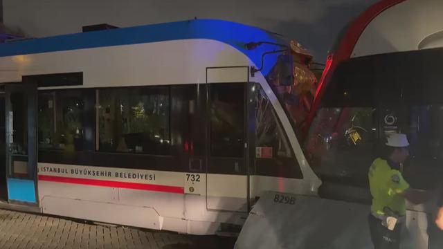 İstanbul'da iki tramvay kafa kafaya çarpıştı! Yaralılar var
