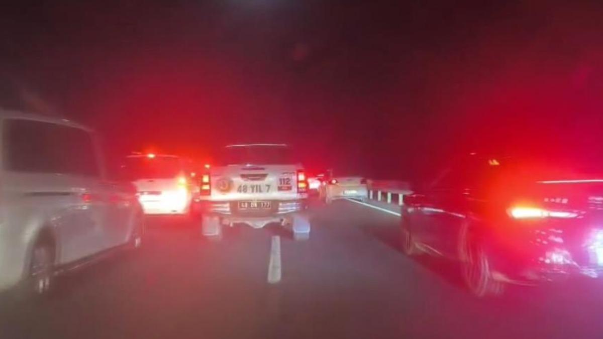 Köyceğiz'deki yangın kontrol altında: 10 kilometrelik araç kuyruğu oluştu - Güncel Haberler