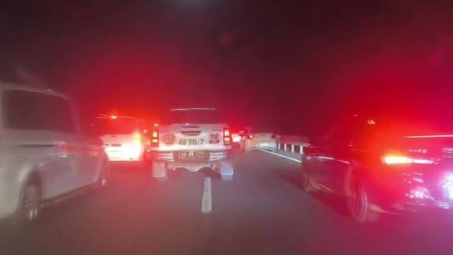 Köyceğiz'deki yangın kontrol altında: 10 kilometrelik araç kuyruğu oluştu