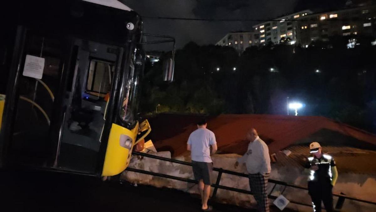 Sarıyer de İETT otob&uuml;s&uuml; bariyerlere &ccedil;arptı: Evlere metreler kala durdu 2