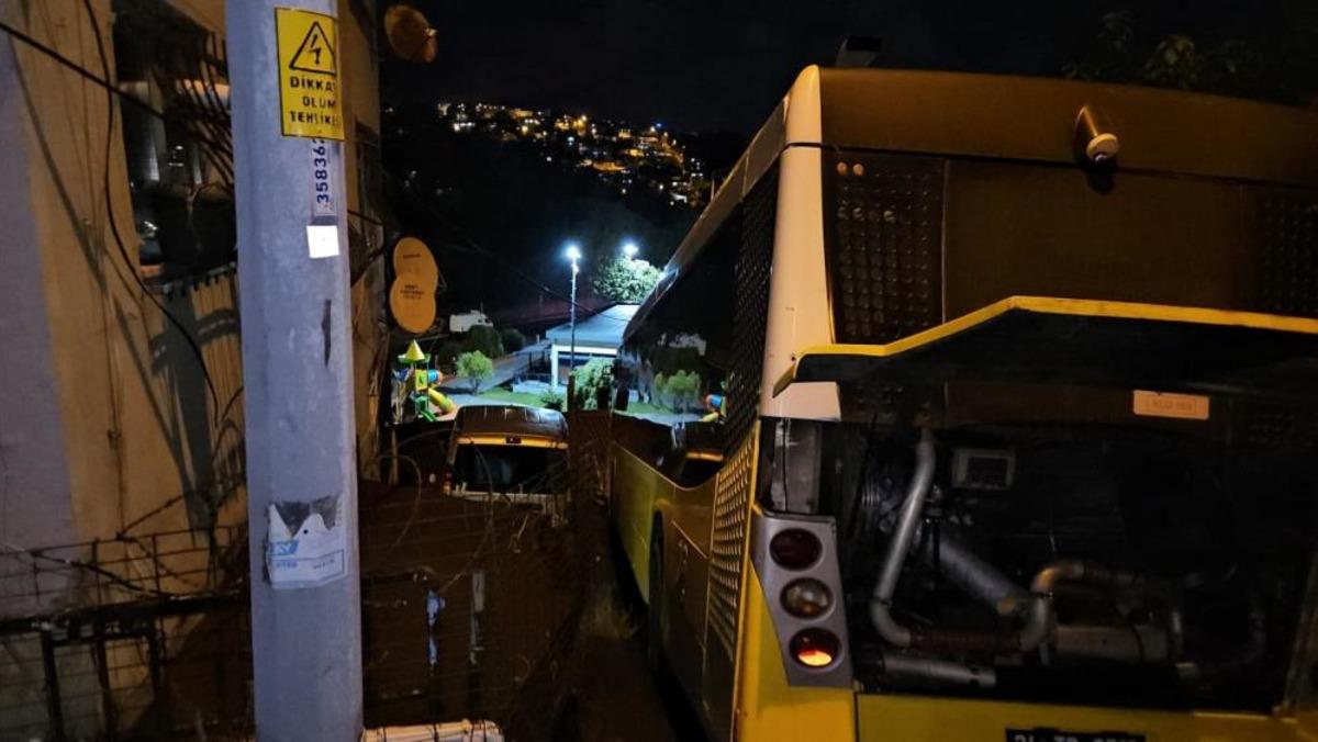 Sarıyer de İETT otob&uuml;s&uuml; bariyerlere &ccedil;arptı: Evlere metreler kala durdu 4