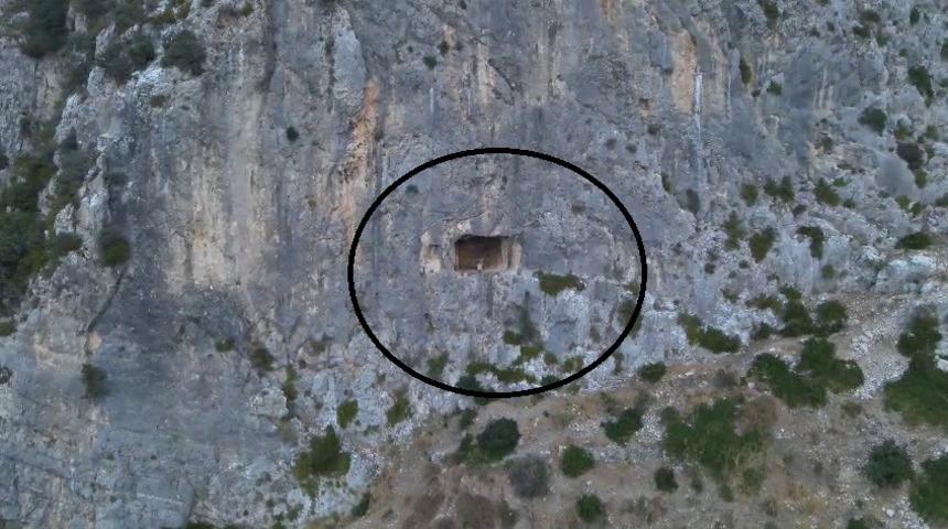 Dağ y&uuml;zeyindeki mağarada mahsur kalan şahıs kurtarıldı