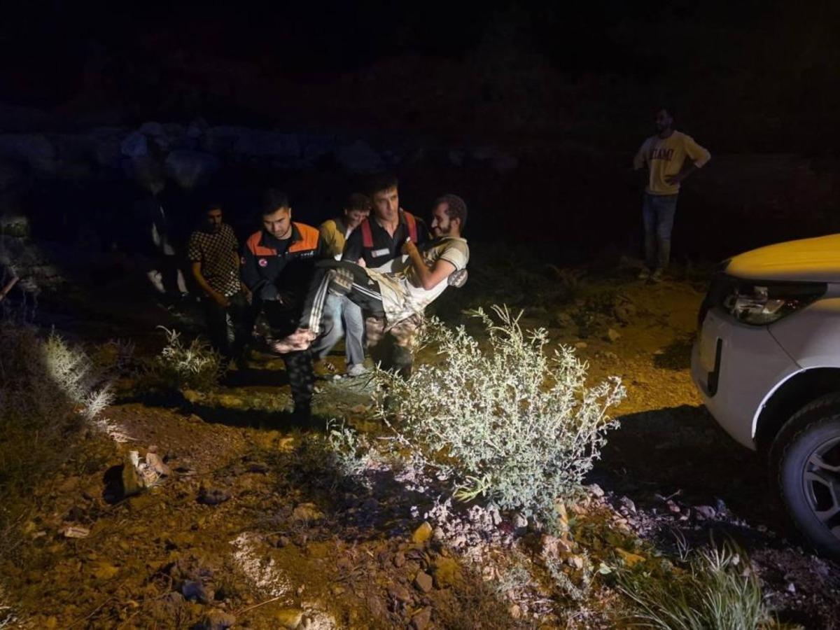 Dağ yüzeyindeki mağarada mahsur kalan şahıs kurtarıldı 1