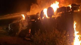 Son dakika: &Ccedil;orum'da devrilen TIR alev aldı