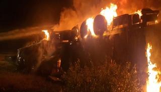 &Ccedil;orum'da devrilen TIR alev aldı