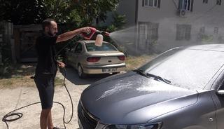 Ne ceza kesiyor ne de para istiyor! Sokakta kirli ara&ccedil;ları tek tek se&ccedil;iyor