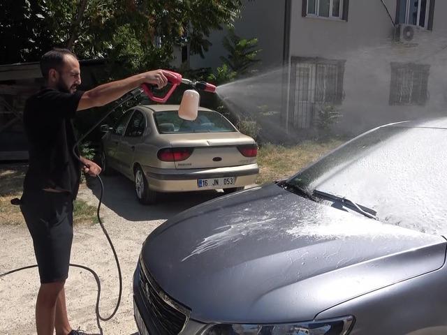 Ne ceza kesiyor ne de para istiyor! Sokakta kirli ara&ccedil;ları tek tek se&ccedil;iyor
