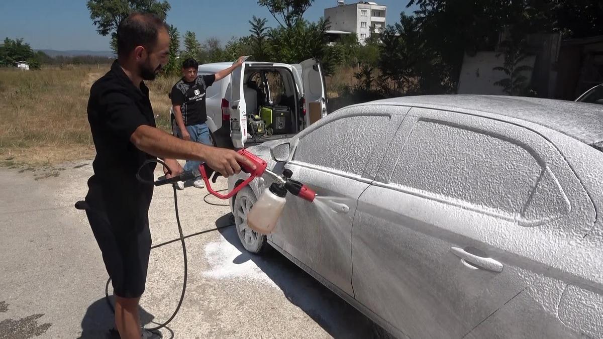 Ne ceza kesiyor ne de para istiyor! Sokakta kirli araçları tek tek seçiyor 1