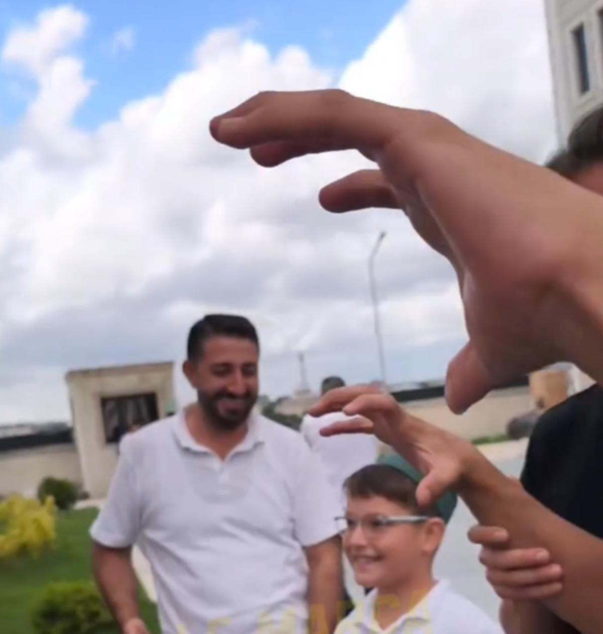 Fotoğraf &ccedil;ekilirken, Yunus Akg&uuml;n &uuml; &ccedil;ok kızdırdı!  Bu ne oğlum?  1